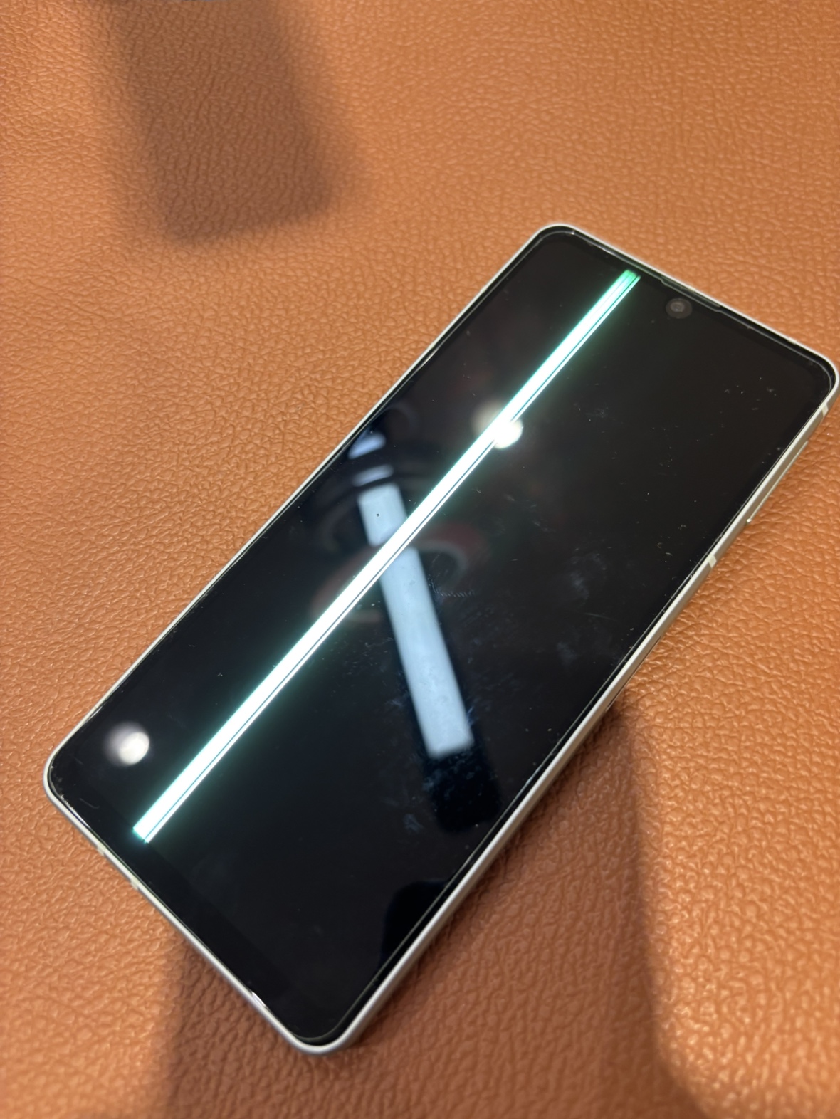 落として画面が映らなくなってしまったAQUOSsense4(アクオス)のフロントパネル修理をご依頼頂きました!